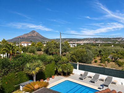 Piscina y vistas al Montgó