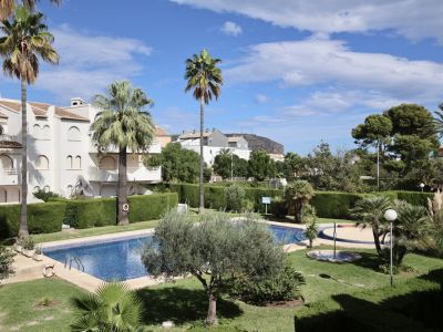 Piscina y jardines comunitarios