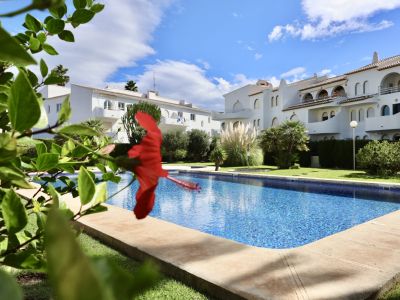 Piscina comunitaria y jardines