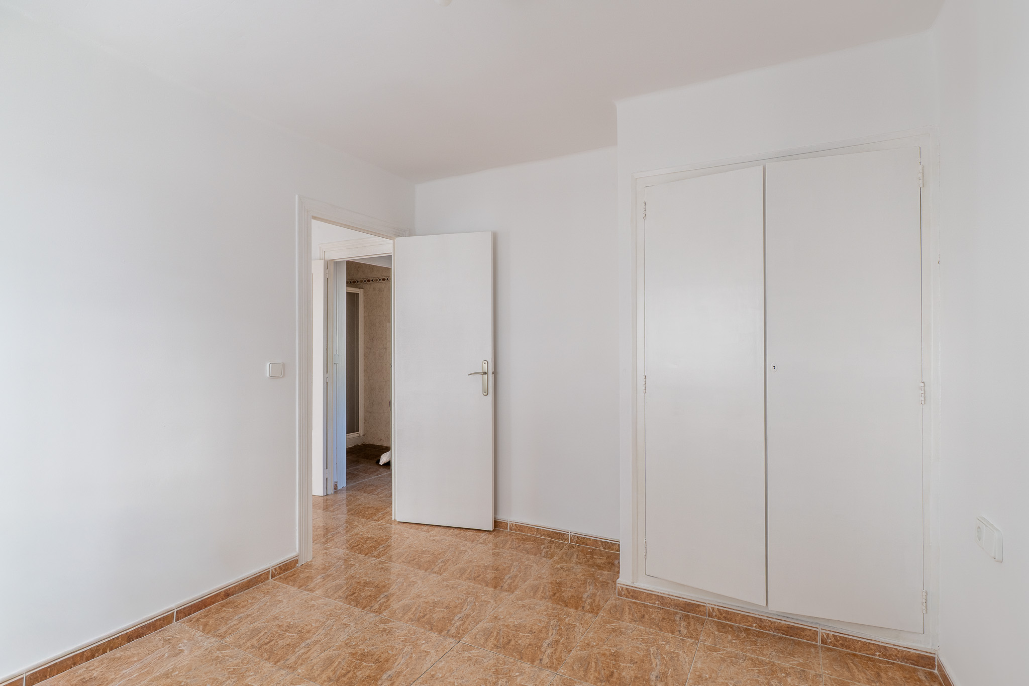 Dormitorio con armario empotrado