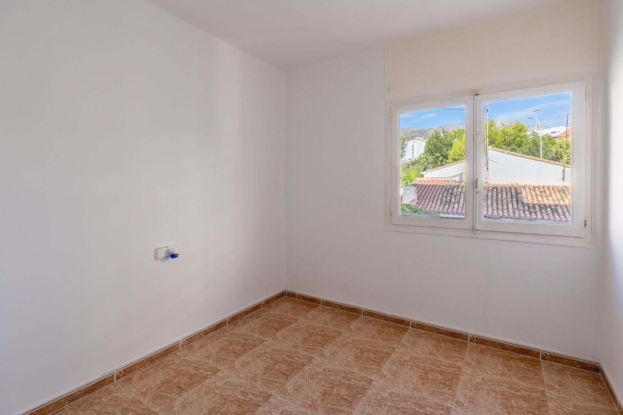 Dormitorio con ventana
