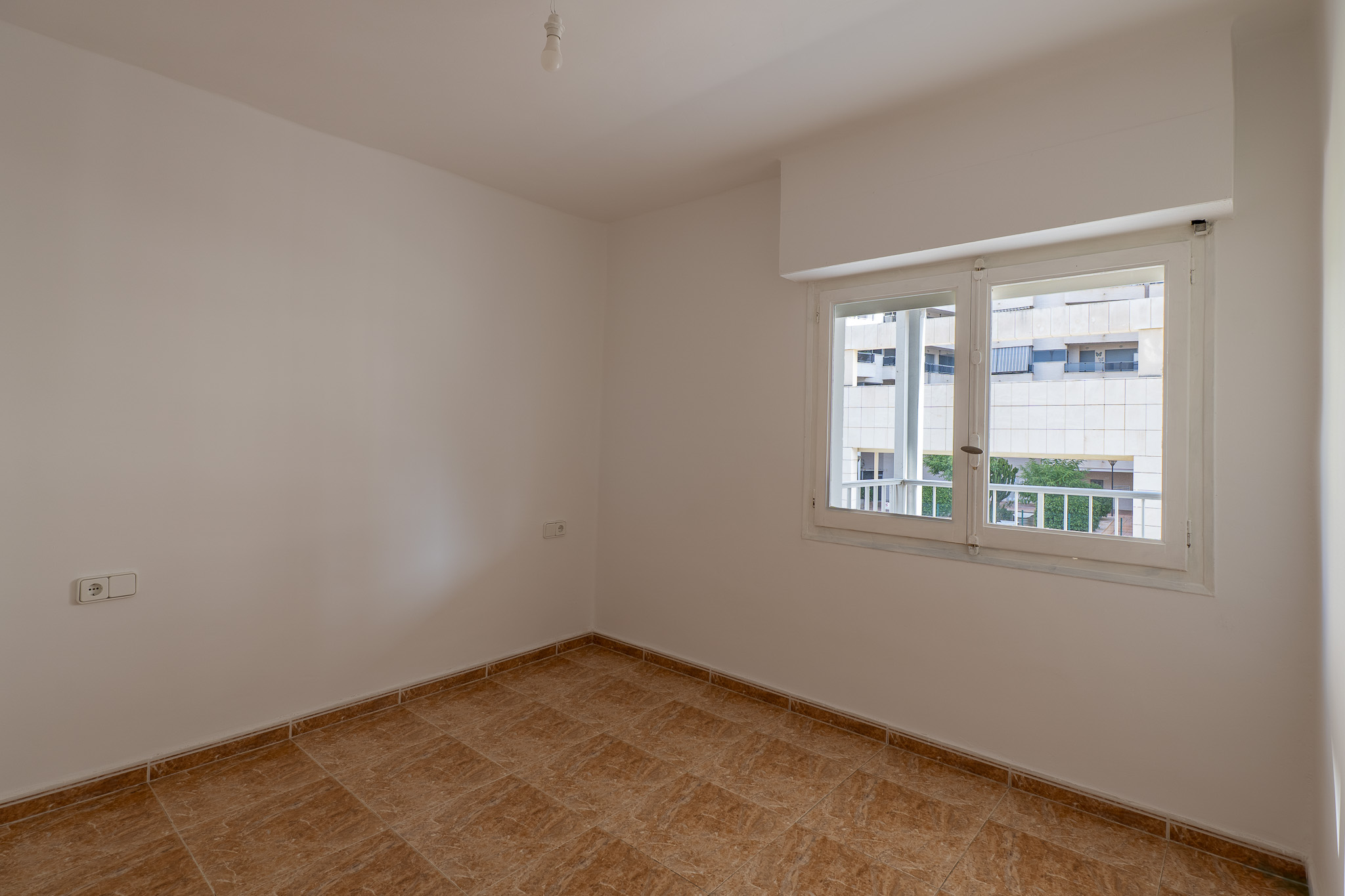Dormitorio con ventana