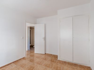 Dormitorio con armario empotrado