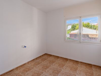 Dormitorio con ventana