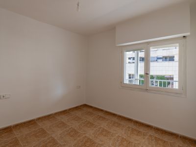 Dormitorio con ventana