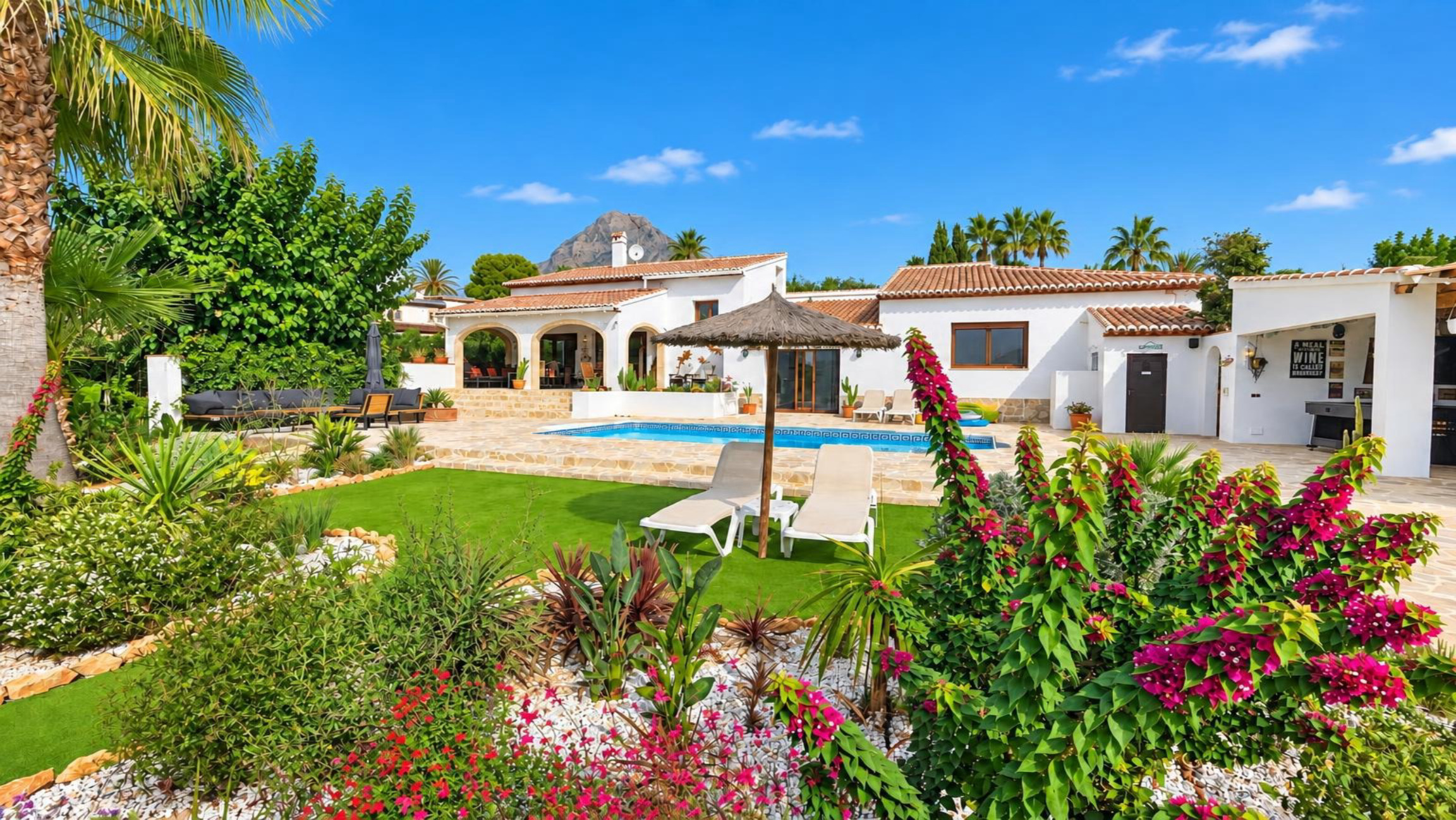 Villa totalmente reformada en venta en Jávea, a pocos minutos a pie del centro histórico