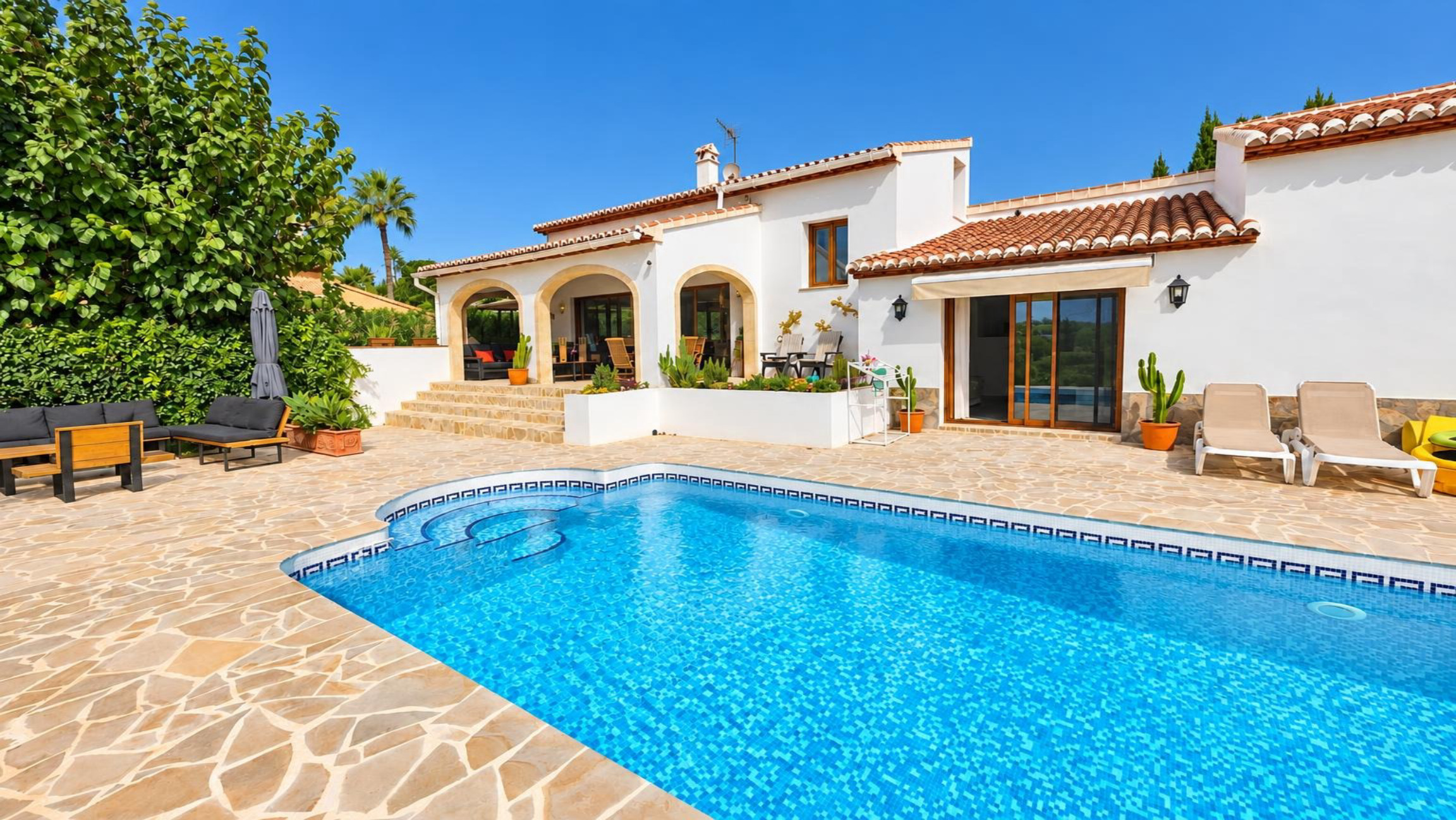 Villa totalmente reformada en venta en Jávea, a pocos minutos a pie del centro histórico