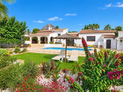 Villa totalmente reformada en venta en Jávea, a pocos minutos a pie del centro histórico