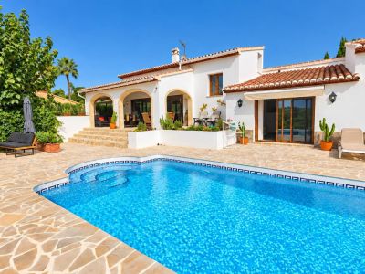 Villa totalmente reformada en venta en Jávea, a pocos minutos a pie del centro histórico