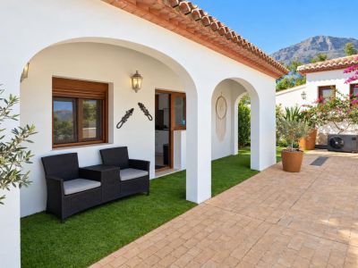 Villa totalmente reformada en venta en Jávea, a pocos minutos a pie del centro histórico