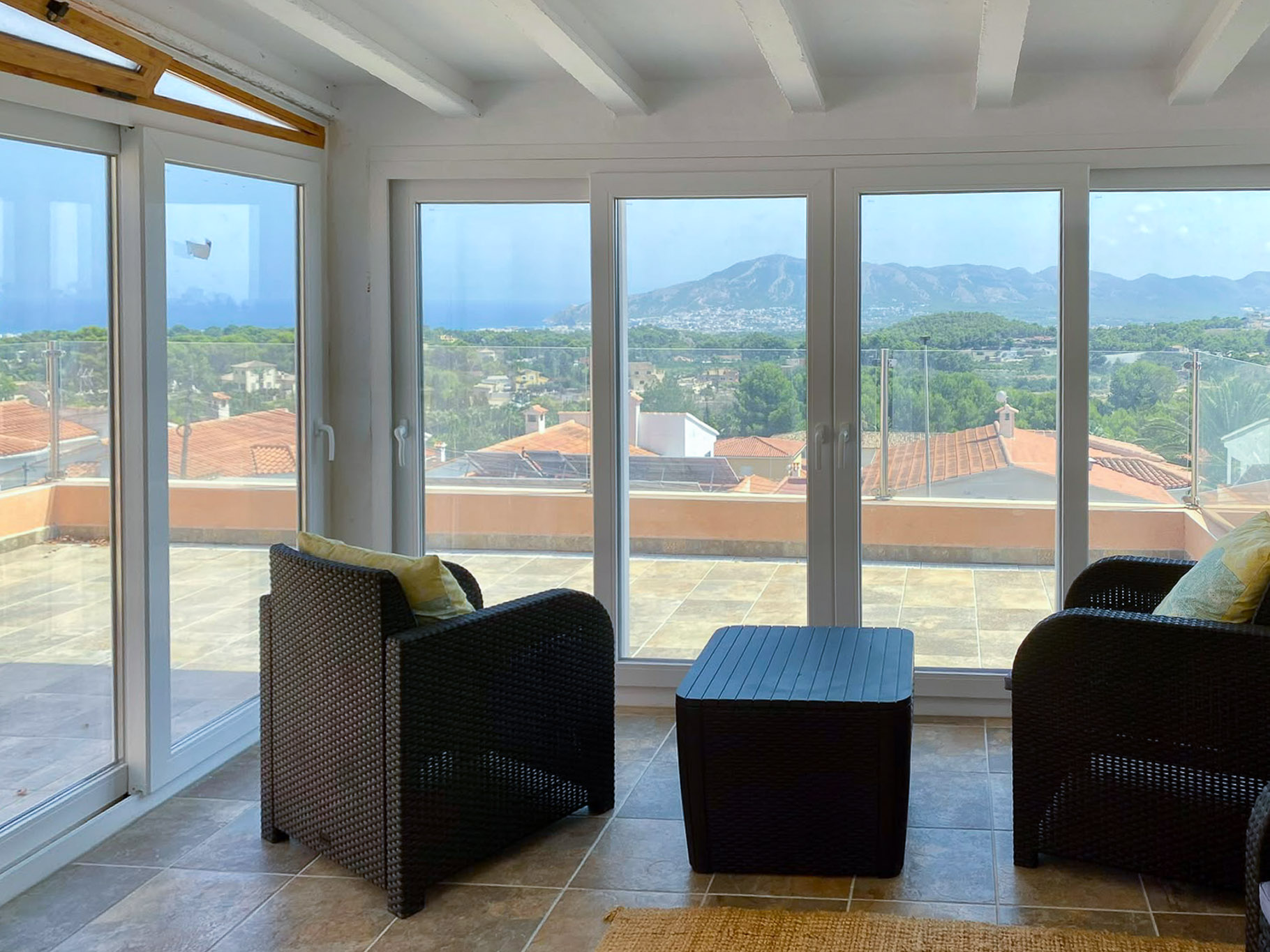Terraza acristalada con vistas panorámicas