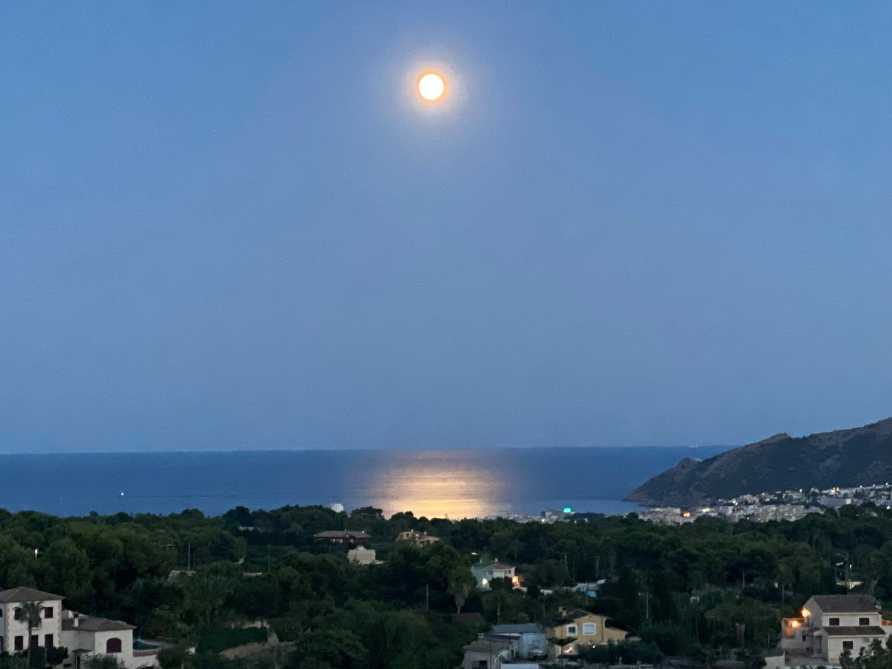 Vistas al mar de noche