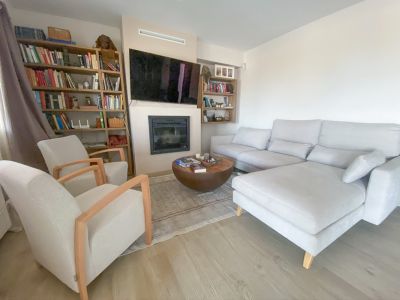 Salón con chimenea