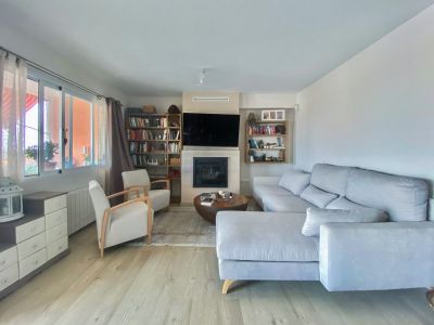 Salón con chimenea