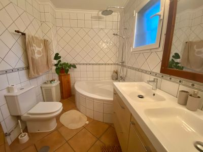Cuarto de baño con bañera