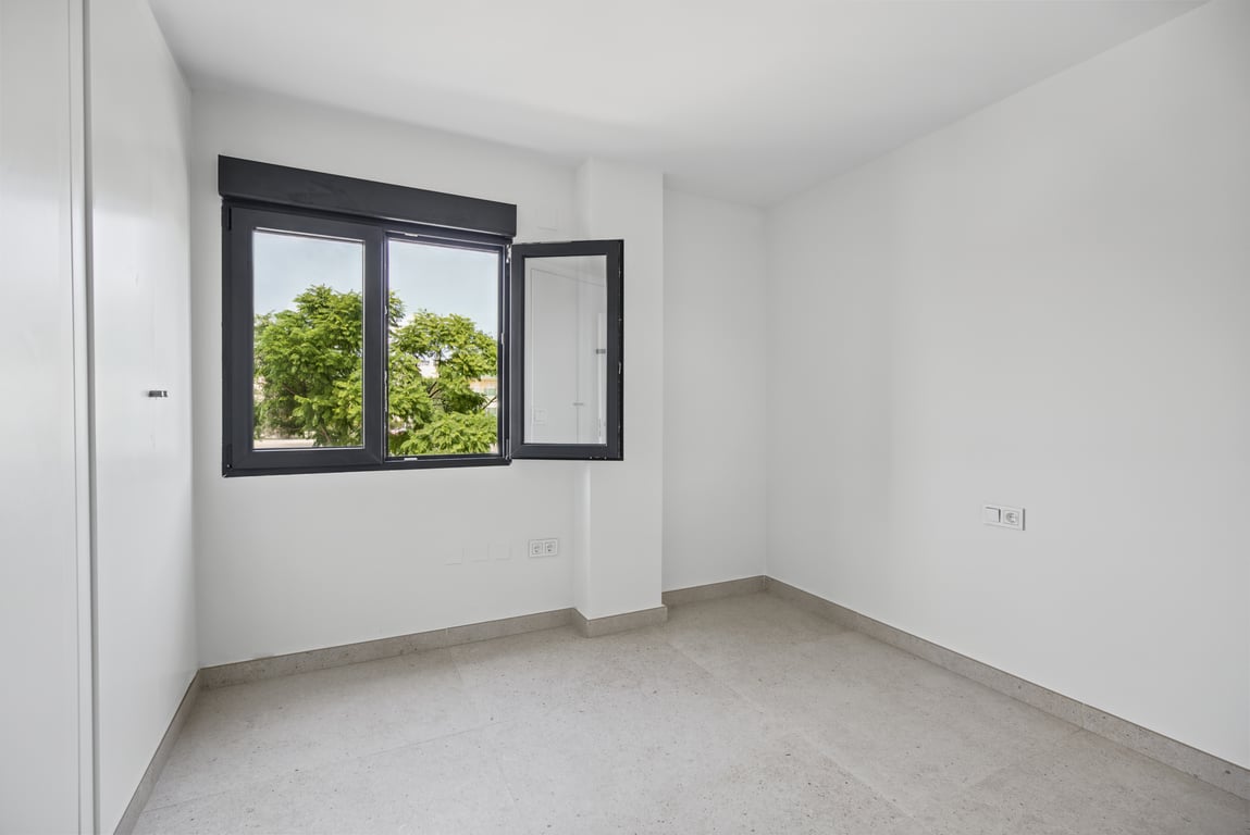 Dormitorio con ventana