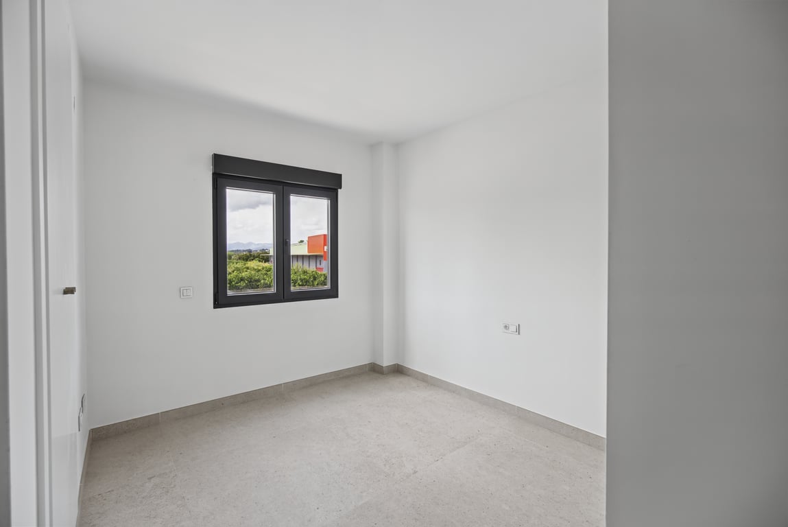 Dormitorio con ventana