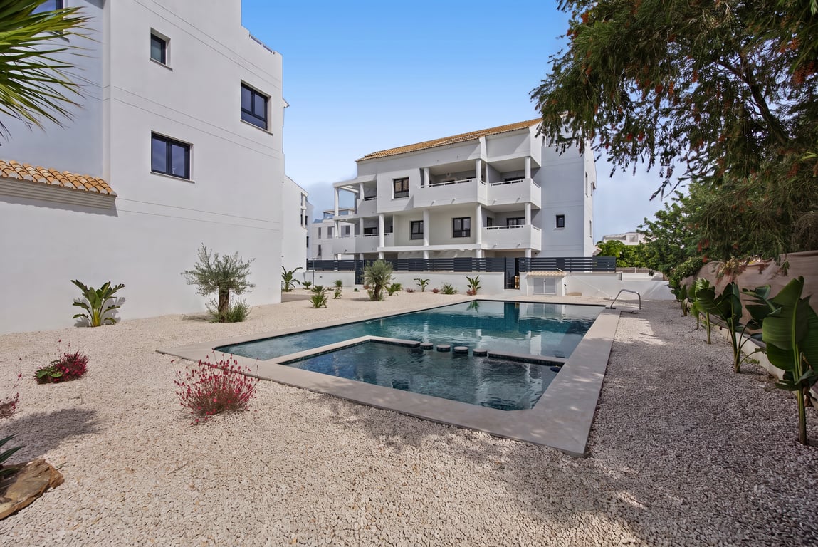 Piscina comunitaria y jardín