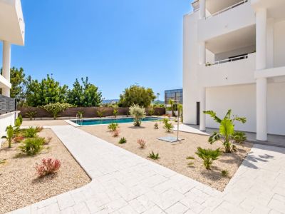 Piscina comunitaria y jardín