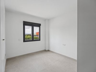 Dormitorio con ventana