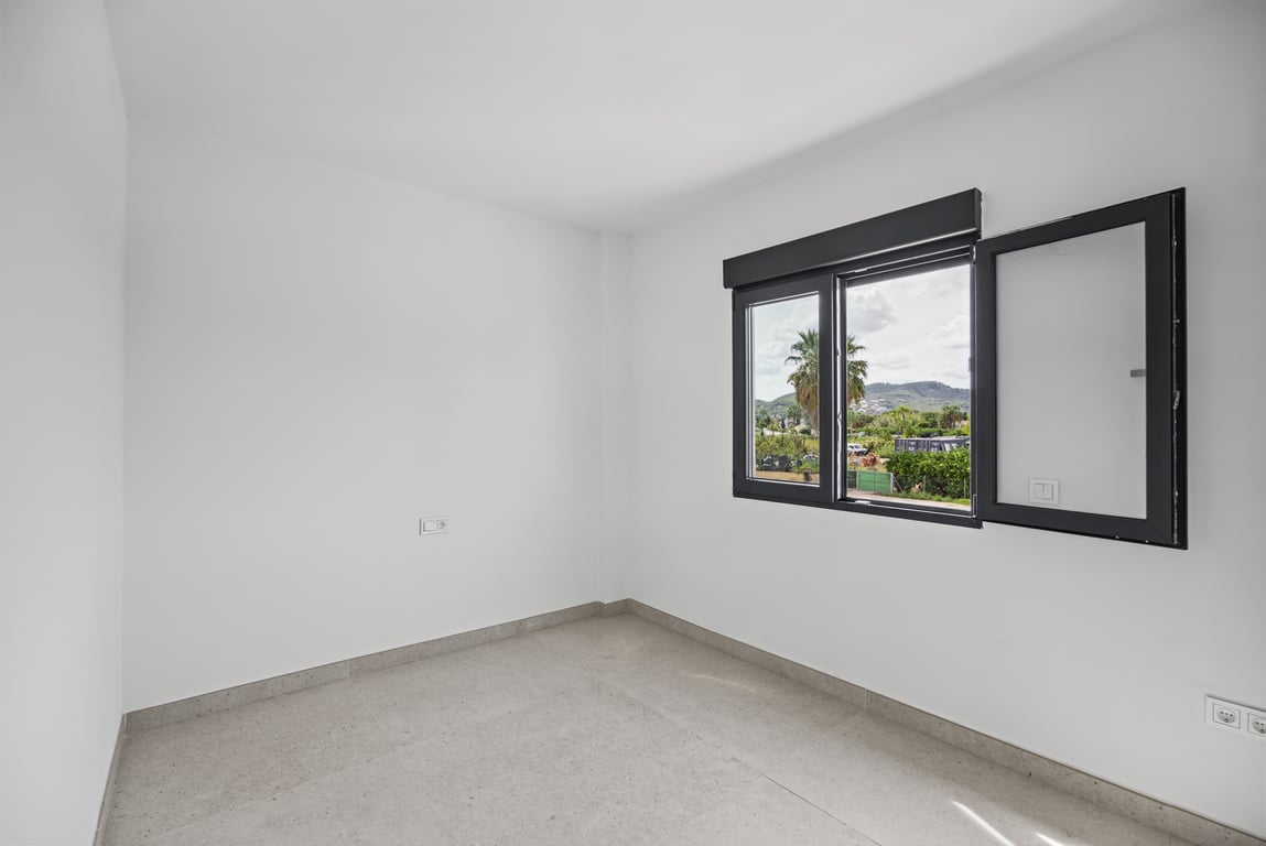 Dormitorio con ventana