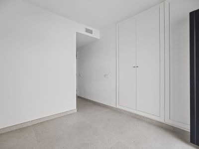 Dormitorio con armarios empotrados