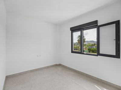 Dormitorio con ventana