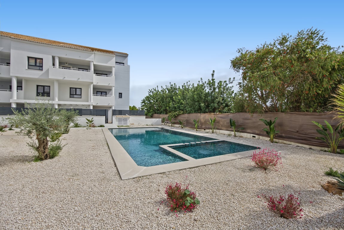Piscina comunitaria y jardín