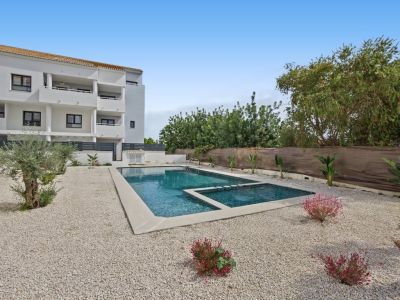 Piscina comunitaria y jardín