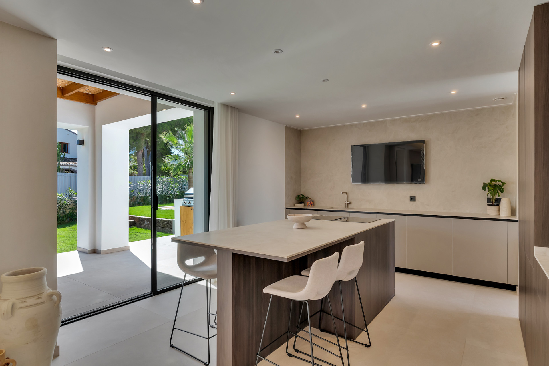 Cocina con acceso a la terraza