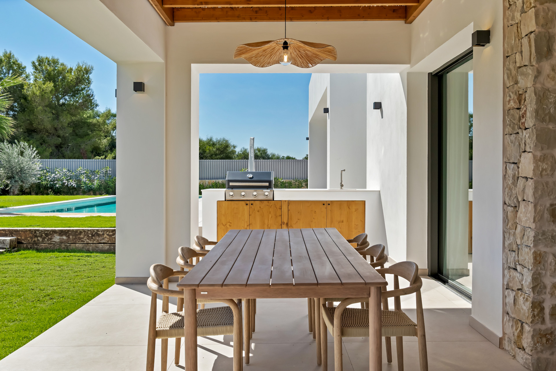 Porche cubierto con cocina exterior