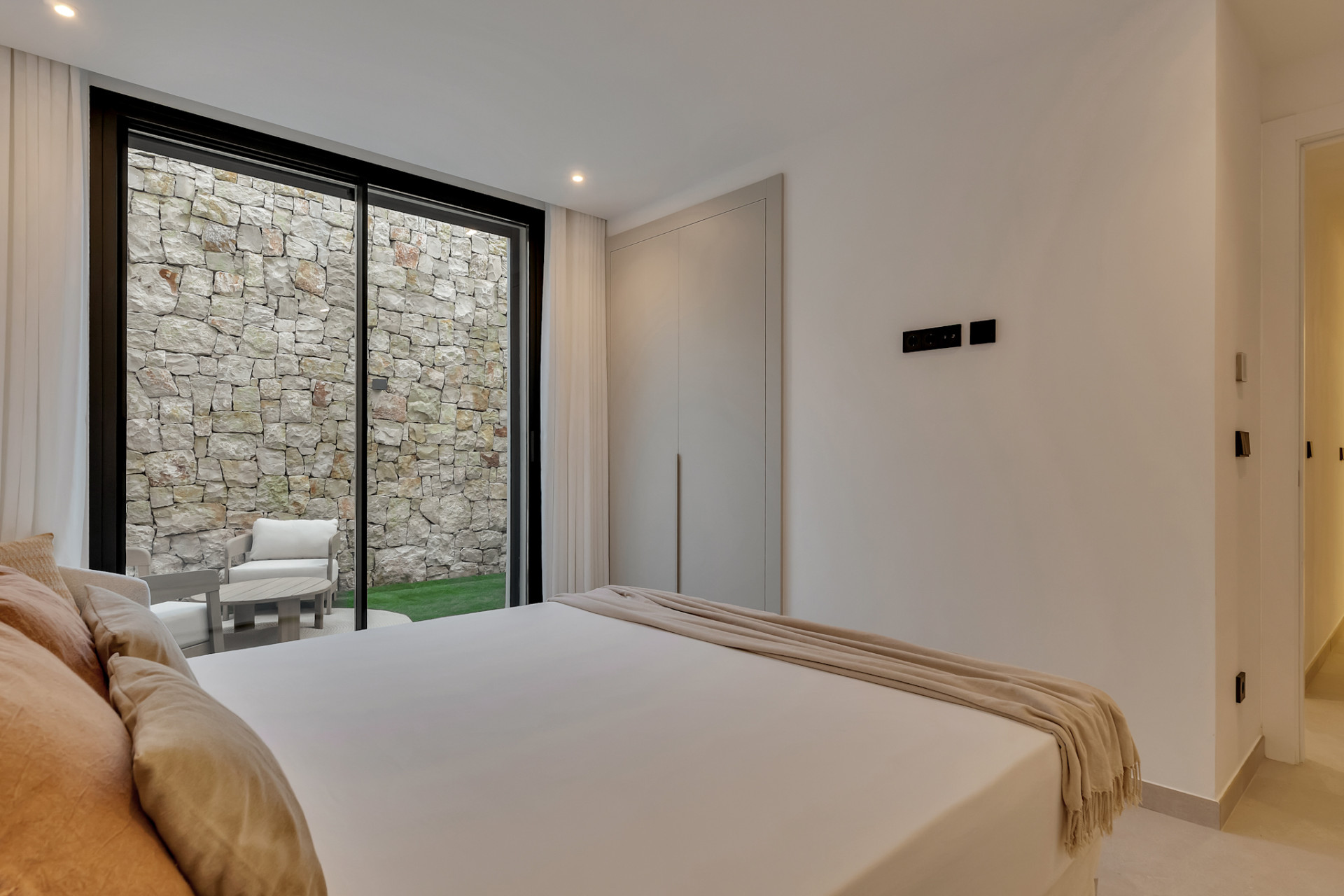 Dormitorio con patio privado