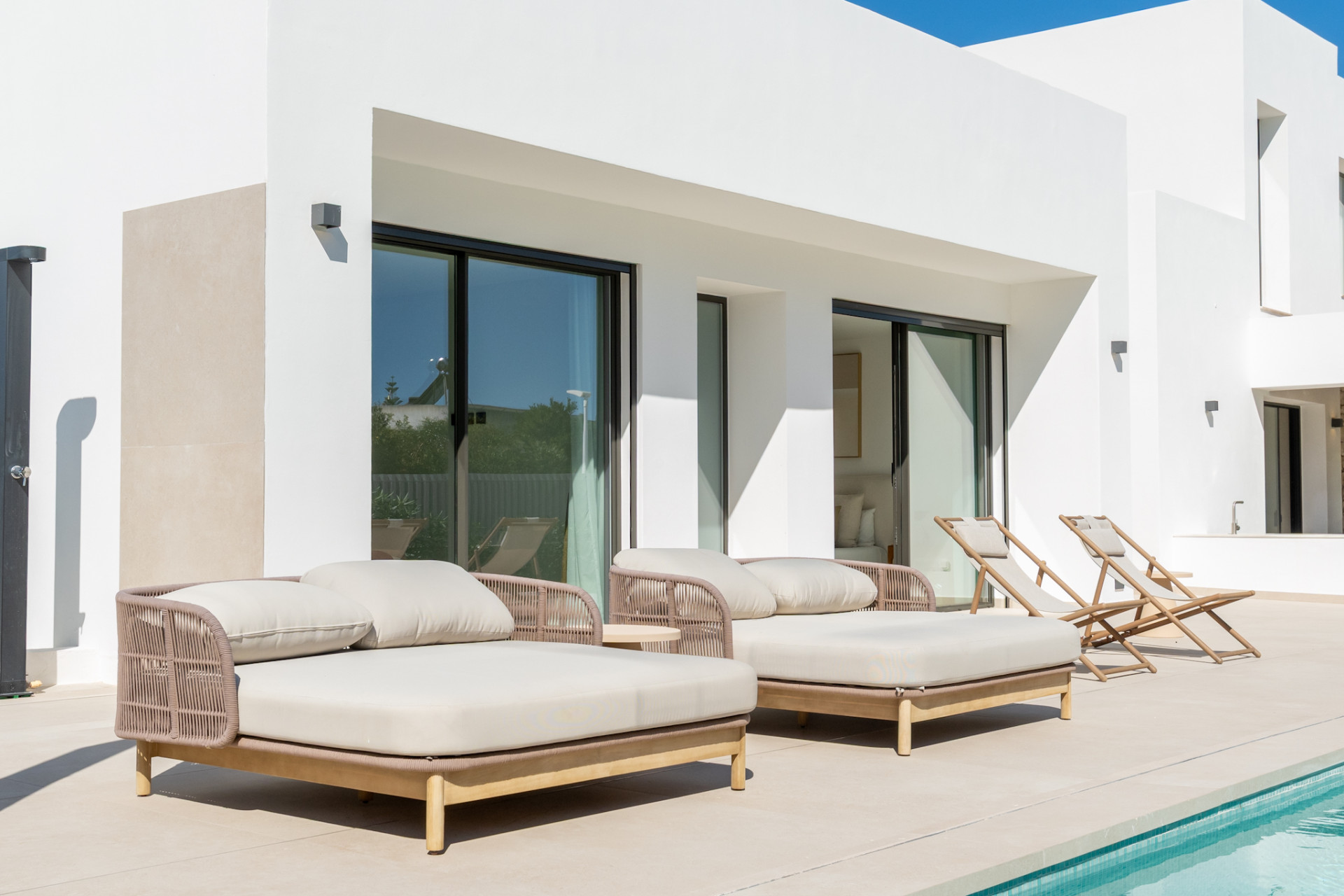 Terraza junto a la piscina