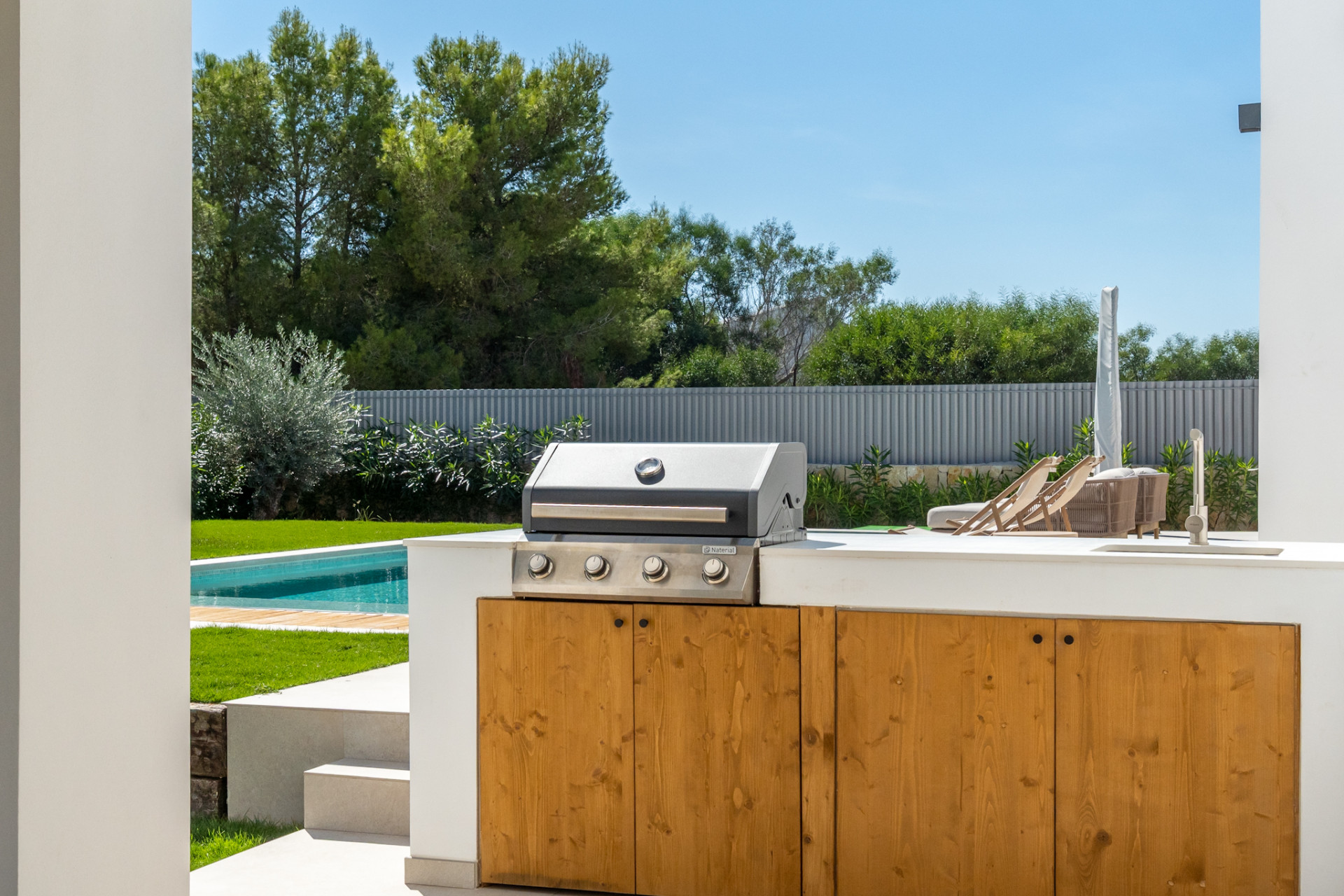 Cocina exterior y piscina