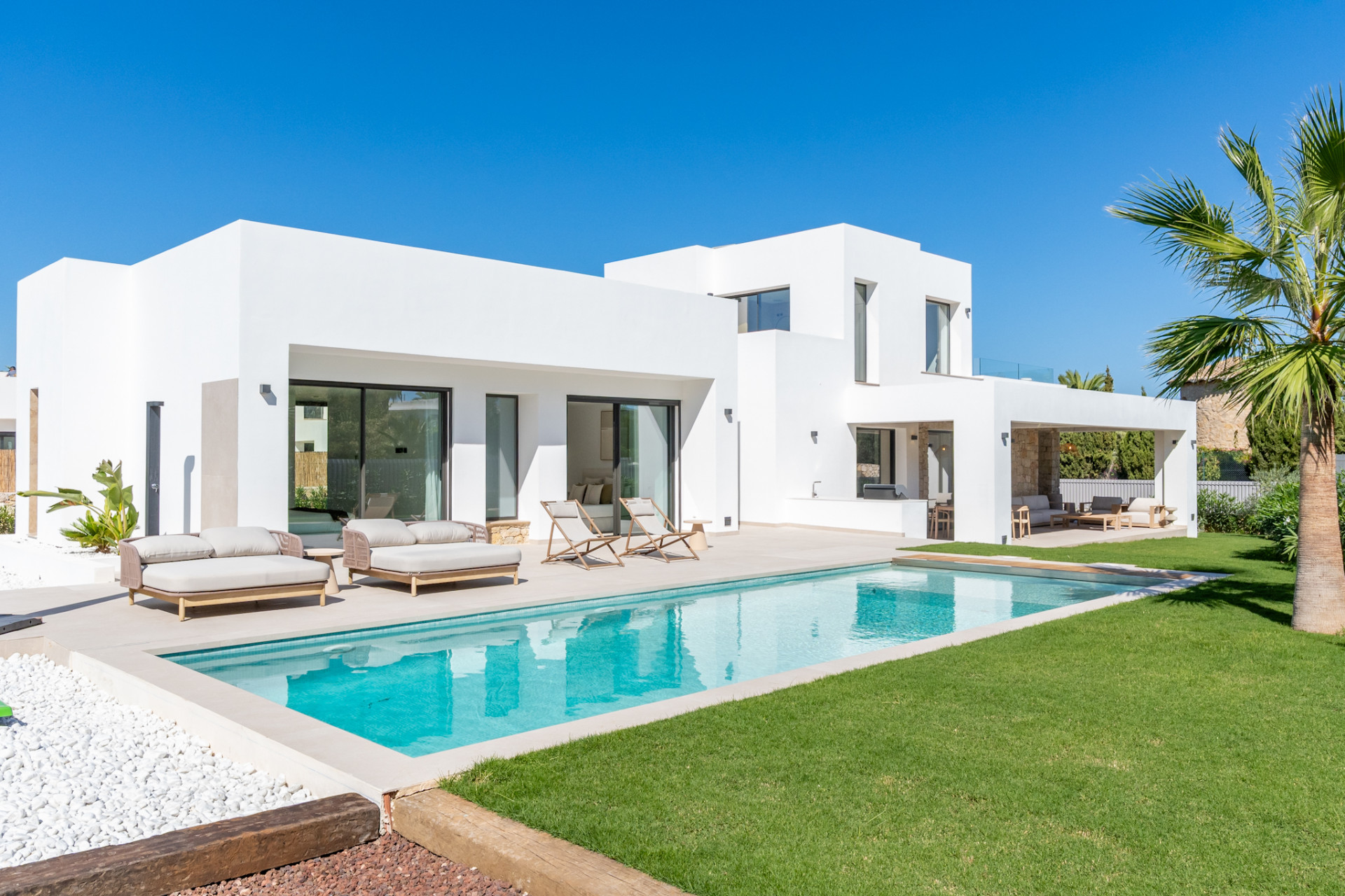 Exterior con piscina y jardín
