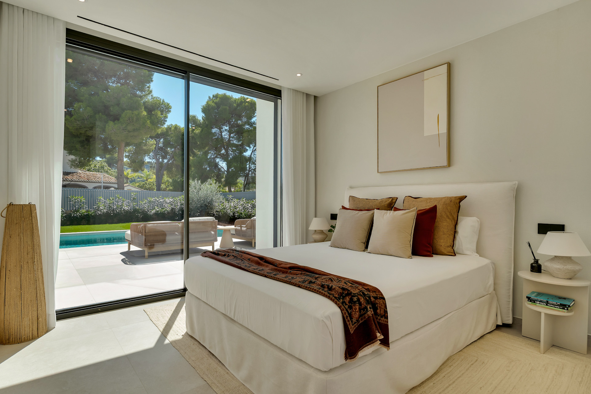 Dormitorio con acceso a la piscina