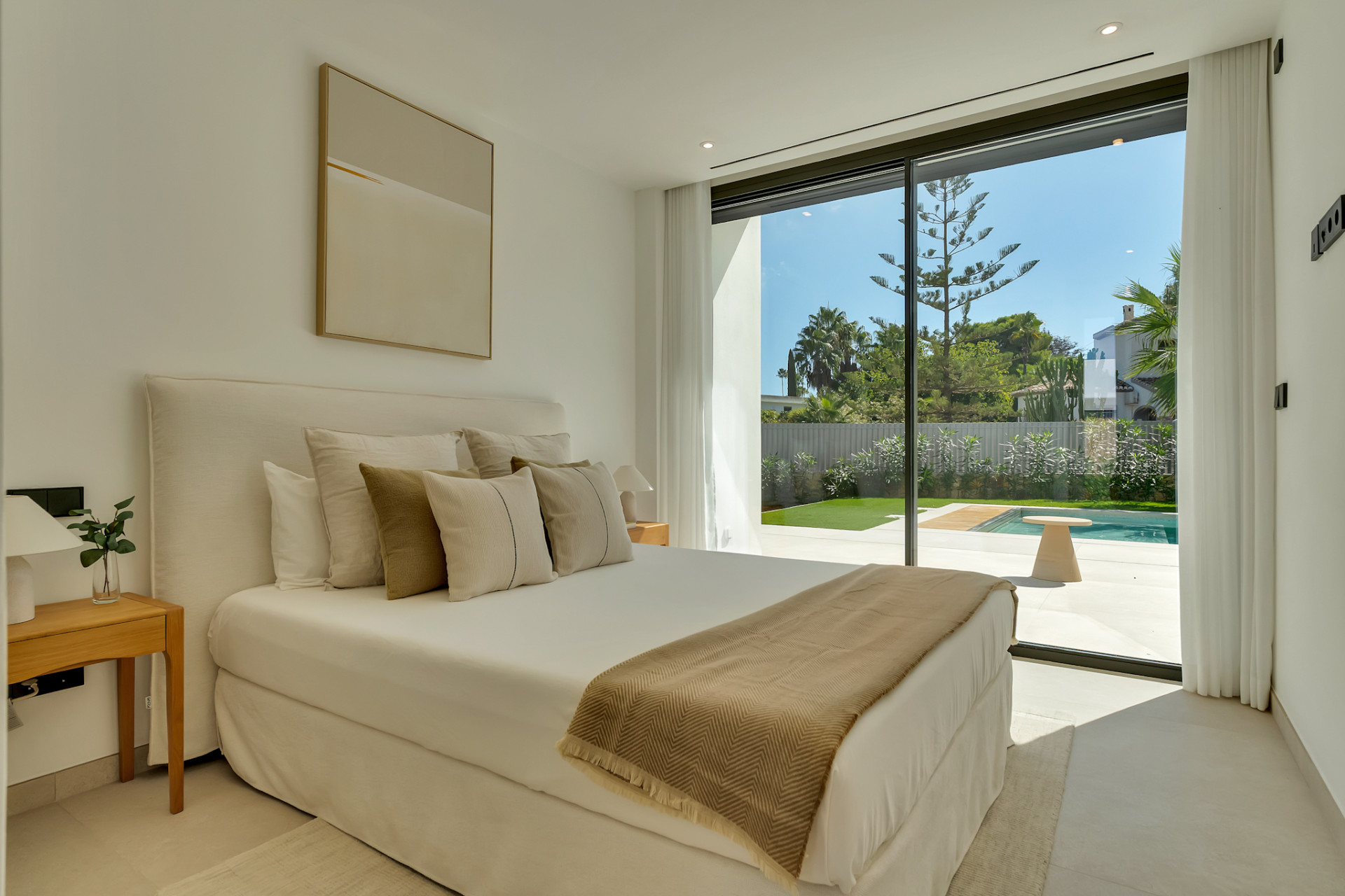 Dormitorio con acceso a la piscina