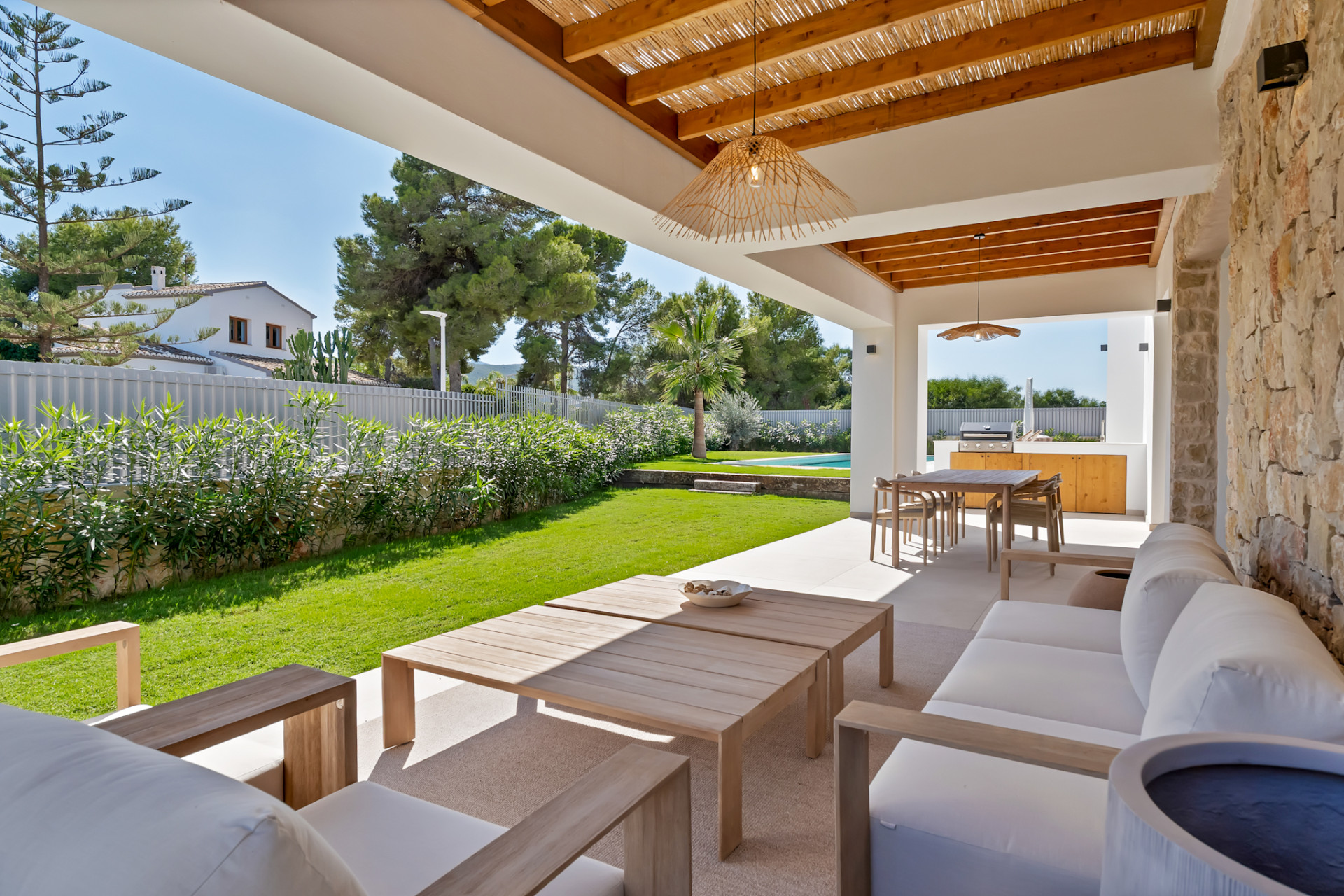Terraza cubierta y jardín