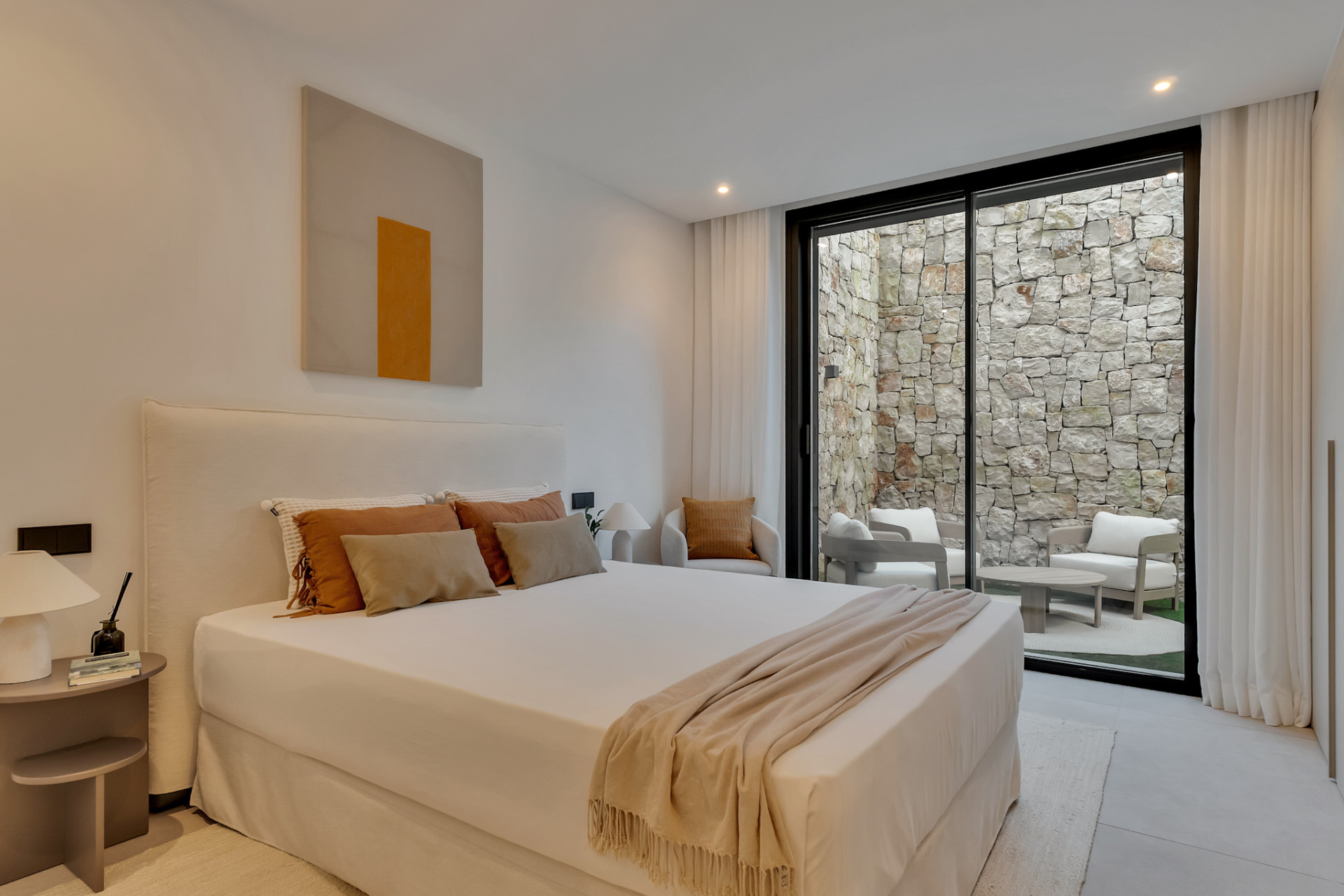 Dormitorio con patio privado