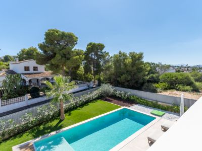 Piscina y jardín