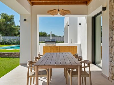 Porche cubierto con cocina exterior