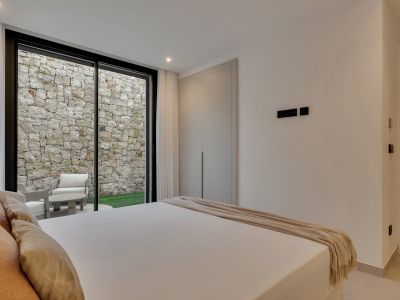 Dormitorio con patio privado