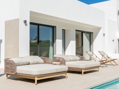 Terraza junto a la piscina