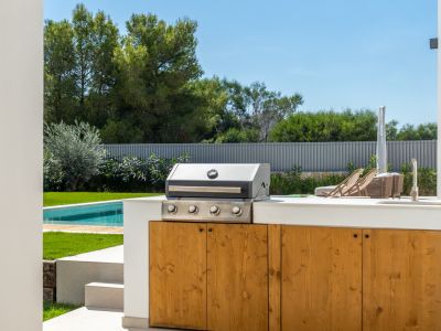 Cocina exterior y piscina