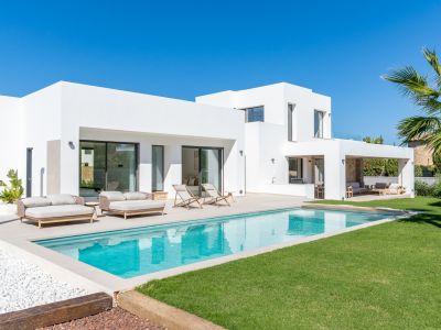 Exterior con piscina y jardín