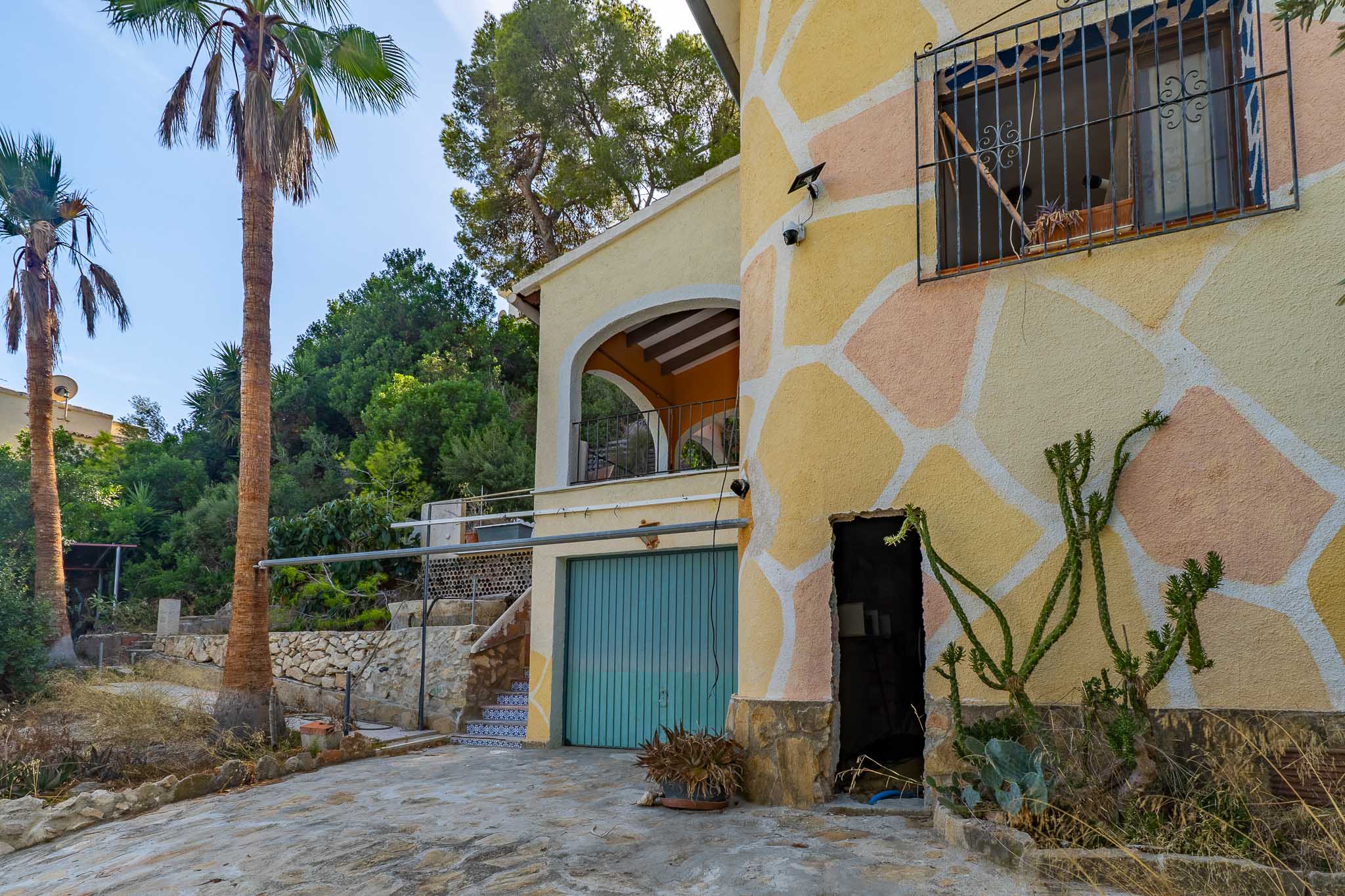Fachada exterior con garaje