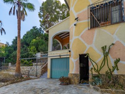 Fachada exterior con garaje
