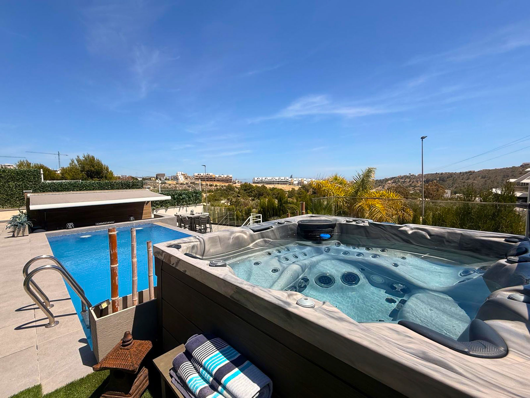 Terraza con jacuzzi y piscina