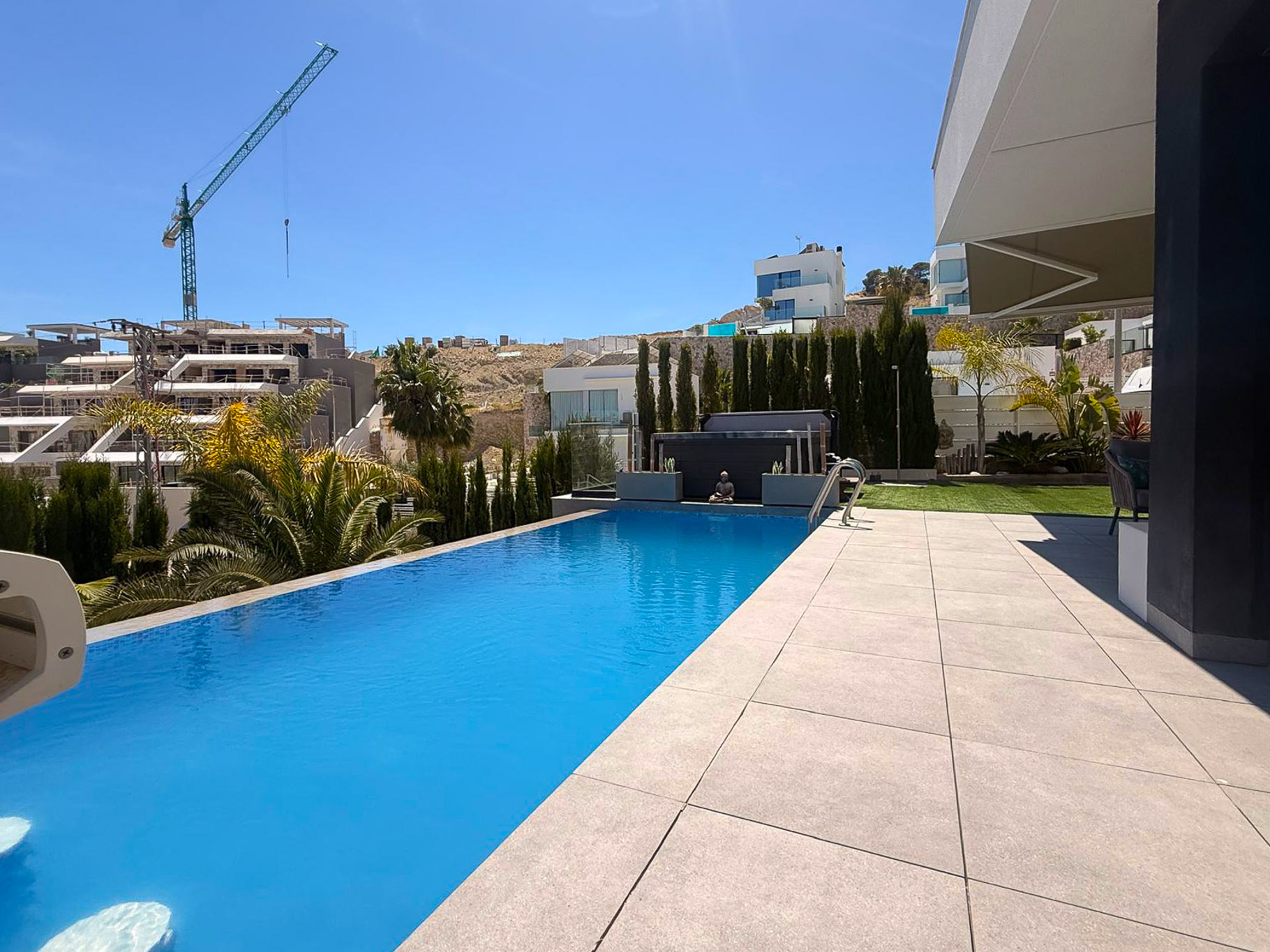 Piscina infinity y terraza