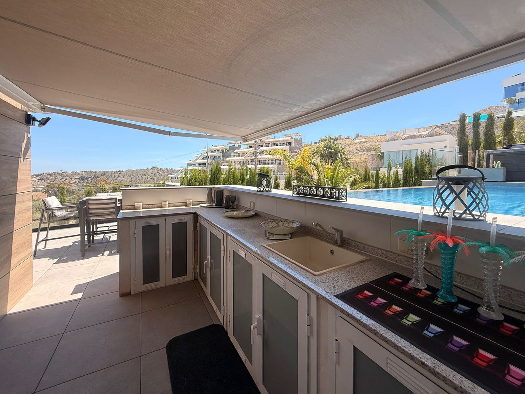 Cocina exterior junto a la piscina